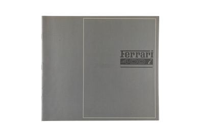 un gros plan d'un livre sur lequel figure un logo