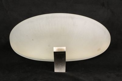 un gros plan d'un luminaire sur fond noir