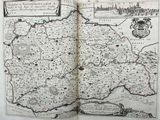 un vieux livre contenant une carte de l'Angleterre