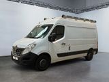 la photo d'une camionnette blanche garée dans une pièce