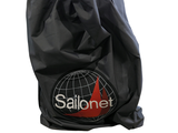 un sac noir orné d'un logo rouge