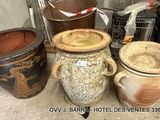 de nombreux vases posés par terre