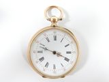 une montre de poche en or avec des chiffres romains sur le cadran