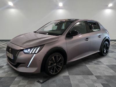 l'avant d'une voiture argentée dans une pièce au sol à carreaux