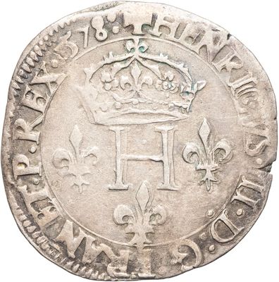 Gros plan sur une pièce de monnaie ornée d'une couronne