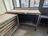une pile de plateaux en bois posée sur une table devant une fenêtre
