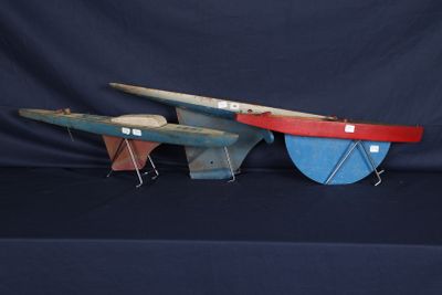 trois raquettes posées sur une table