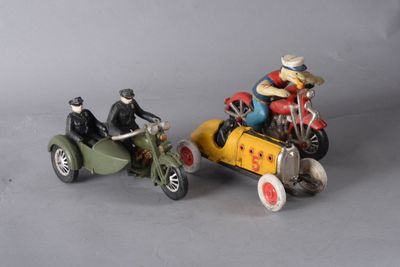 deux figurines représentant des personnes à moto et une voiture