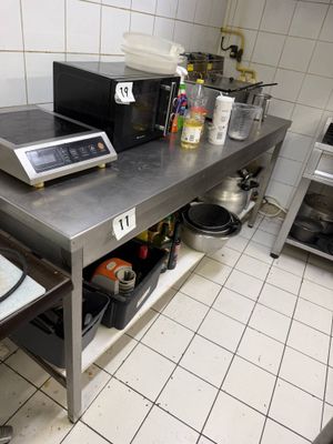 une cuisine équipée d'une cuisinière, d'un micro-ondes et d'autres appareils électroménagers