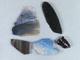 plusieurs morceaux de roche et de pierre sont disposés sur une surface blanche