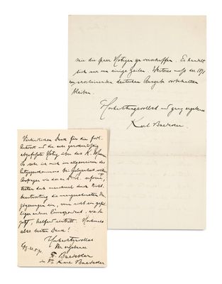 une vieille lettre et un bout de papier sur lequel il y a quelque chose d'écrit