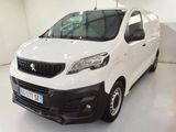 La petite camionnette blanche est garée dans une pièce blanche.