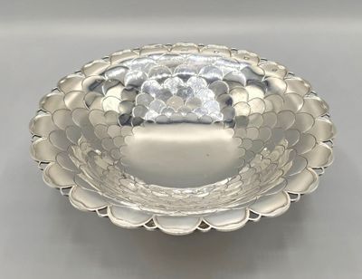 un bol en argent posé sur une table