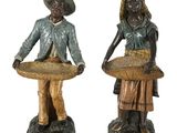 deux figurines représentant un homme et une femme tenant des paniers