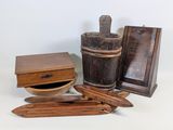 une boîte en bois munie d'une poignée en bois et une boîte en bois munie d'une poignée en bois