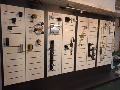 un mur sur lequel sont accrochés de nombreux outils de toutes sortes