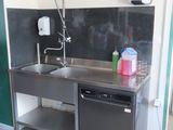 une cuisine équipée d'un évier, d'un lave-vaisselle et d'un lave-vaisselle