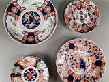 quatre assiettes à motifs différents posées sur une table