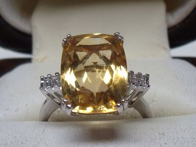 Bague en or blanc, sertie d’une citrine de taille coussin (6…