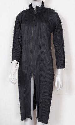 le mannequin porte une robe noire avec des plaidoyers
