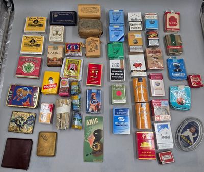 de nombreux types de cigarettes sur la table