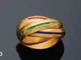 une bague en or ornée de rayures multicolores