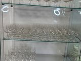 une vitrine en verre contenant des verres à vin