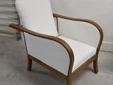 une chaise blanche avec une structure en bois dans une pièce