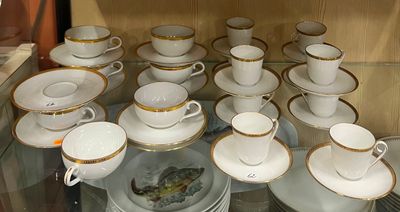 beaucoup de tasses et de soucoupes posées sur une table en verre