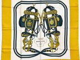 foulard carré jaune et noir orné de chaînes dorées et de sacs à main