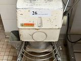 une machine posée sur le sol de la cuisine