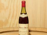 une bouteille de vin posée sur un tonneau