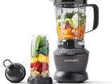 un mixeur contenant divers fruits et légumes
