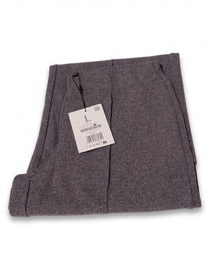 Pantalon en laine gris pour homme avec une étiquette sur fond blanc