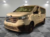 la camionnette blanche est garée sur le sol en damier d'une pièce