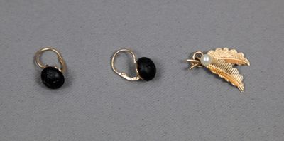 trois paires de boucles d'oreilles ornées de perles noires et d'une feuille d'or