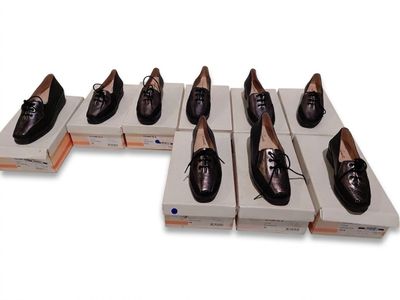 Plusieurs paires de chaussures sont alignées sur des cartons