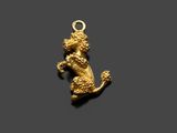 une image représentant un pendentif en forme de lion doré sur fond noir