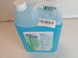 un récipient en plastique contenant un liquide bleu