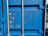 un récipient bleu avec une inscription sur le côté