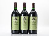 trois bouteilles de vin posées sur une table blanche