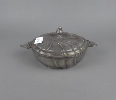 un plat ancien en argent plaqué, muni d'un couvercle