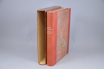 un livre ouvert sur une surface blanche