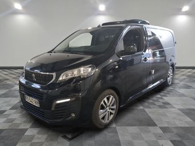 la photo d'une petite camionnette noire garée dans un garage
