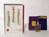 un flacon de parfum à côté d'un coffret de parfum