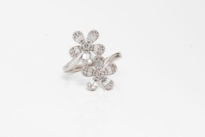 une bague en or blanc avec des diamants sur fond blanc