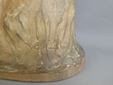une statue de femme assise sur une table