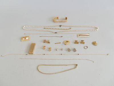 un assortiment de bijoux en or comprenant un collier, un bracelet, une bague et des boucles d'oreilles