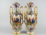 paire de vases ornés d'une scène représentant un homme et une femme