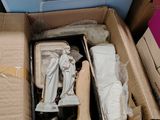 une boîte contenant quelques objets, posée par terre